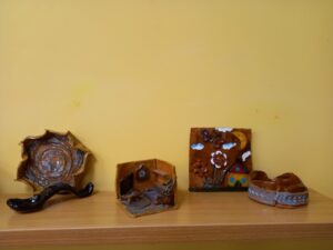 „Lipdyk svajones“: jaunųjų keramikų paroda bibliotekoje „Žiburėlis“