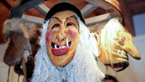 uzgaveniu kaukiu muziejus plateliuose 80491549