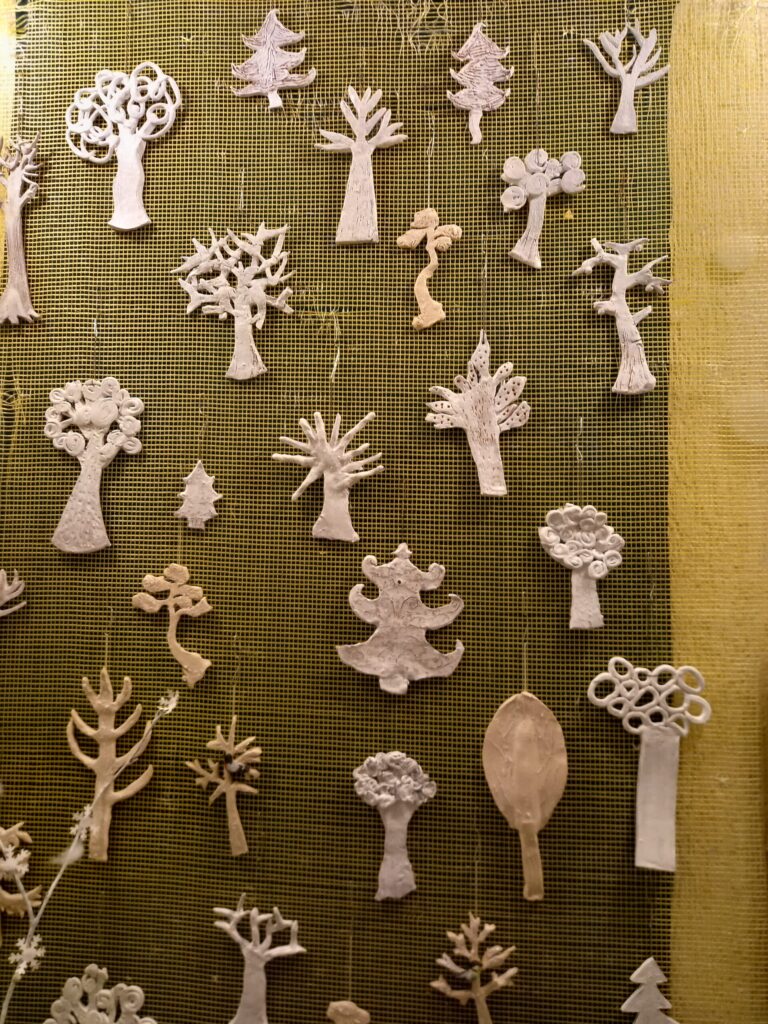 Apsnigti medžiai: mokinių keramikos paroda