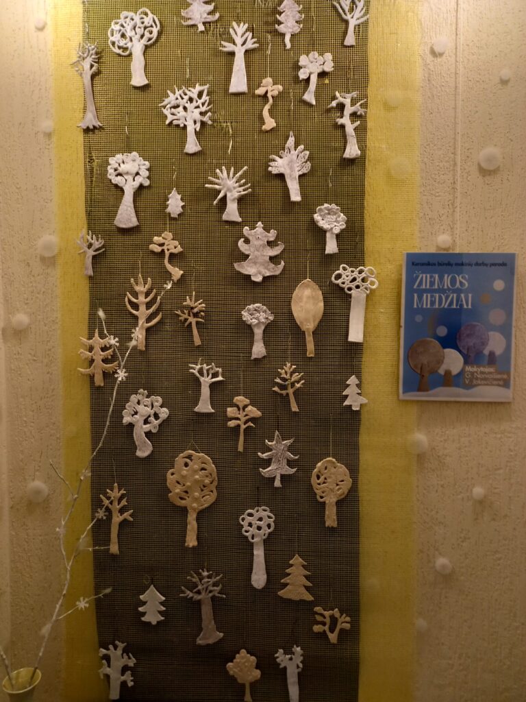 Apsnigti medžiai: mokinių keramikos paroda 1