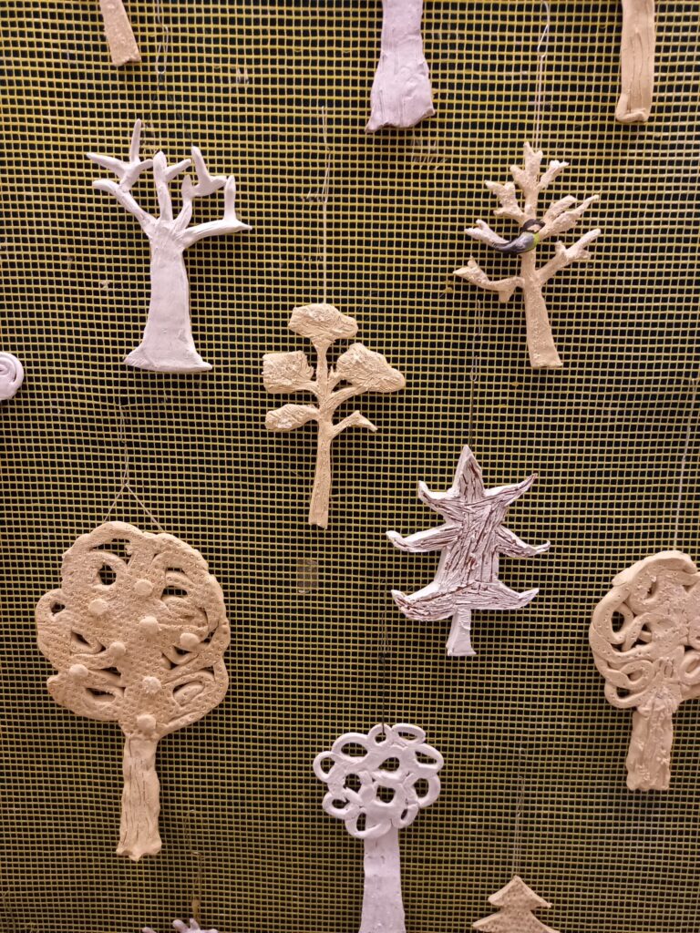 Apsnigti medžiai: mokinių keramikos paroda 2