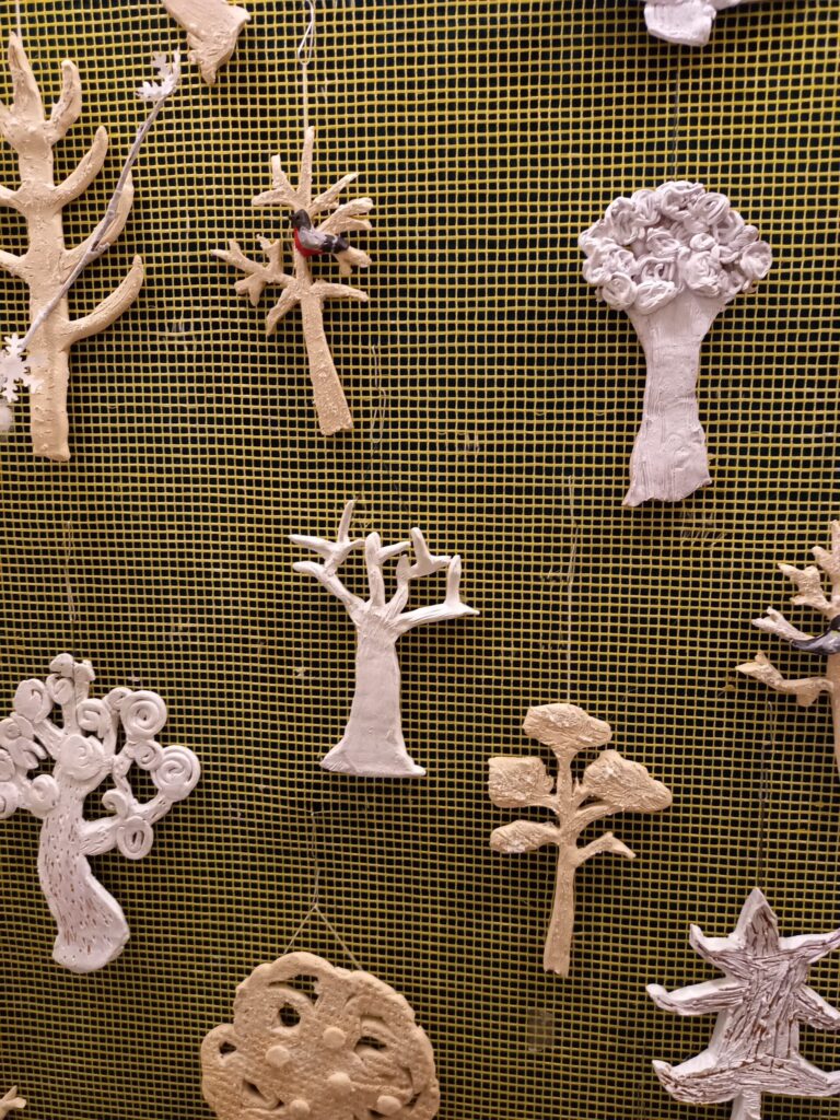 Apsnigti medžiai: mokinių keramikos paroda 3