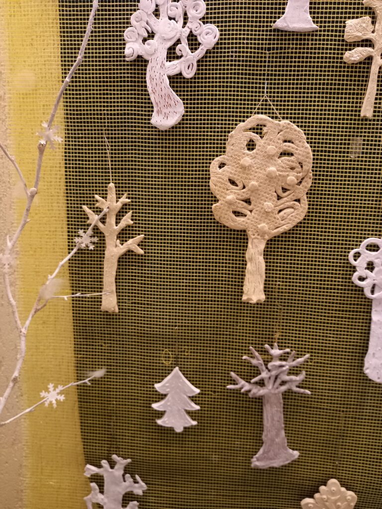 Apsnigti medžiai: mokinių keramikos paroda 4